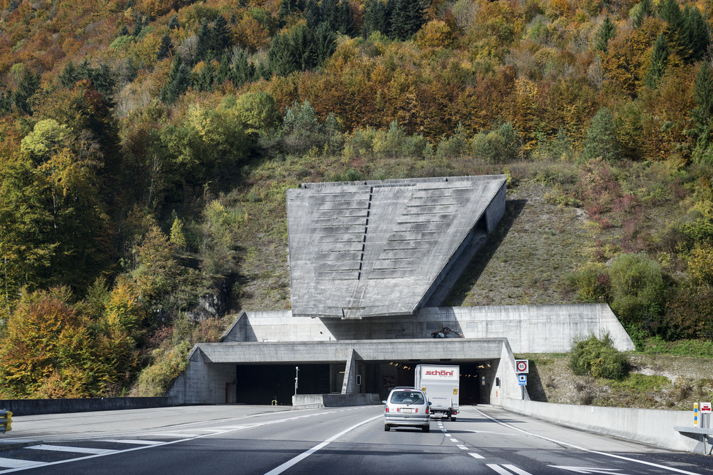 Le tunnel n'est resté fermé qu'une dizaine de minutes, le temps de l'intervention d'une patrouille. Le trafic est resté perturbé une heure environ, ajoute la police.