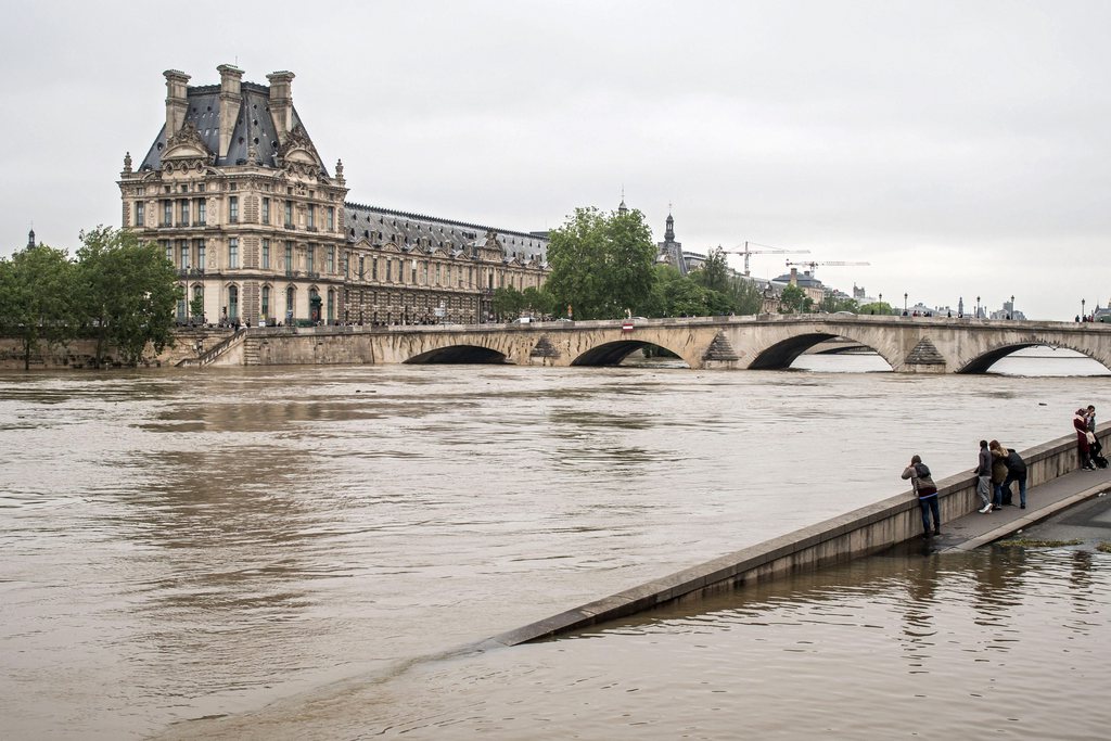 La Seine, ici proche du musée du Louvre, devrait retrouver des niveaux plus habituels dans 5 à 15 jours.