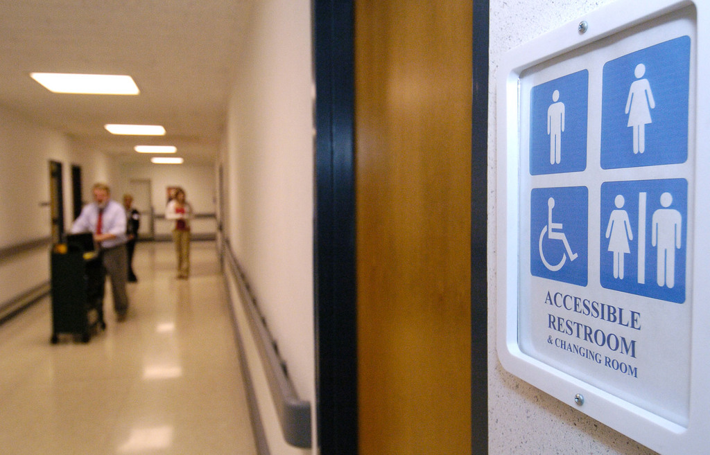 La directive visée est une réponse à une loi de la Caroline du Nord qui impose aux personnes transgenres d'utiliser au contraire les toilettes en fonction de leur sexe quand elles sont nées.