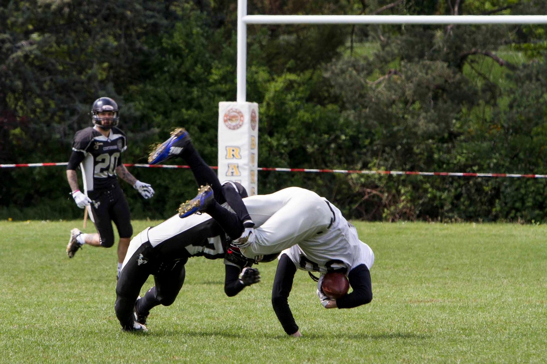 Mise à terre de l'adversaire par le n°7 Jonathan Grimm.



La Côte Centurions affronte Thoune Tigers, sur le terrain de Perrerets à Gland, dimanche 24 avril 2016. Football américain LNB - La Côte Centurion VS Thoune Tigers