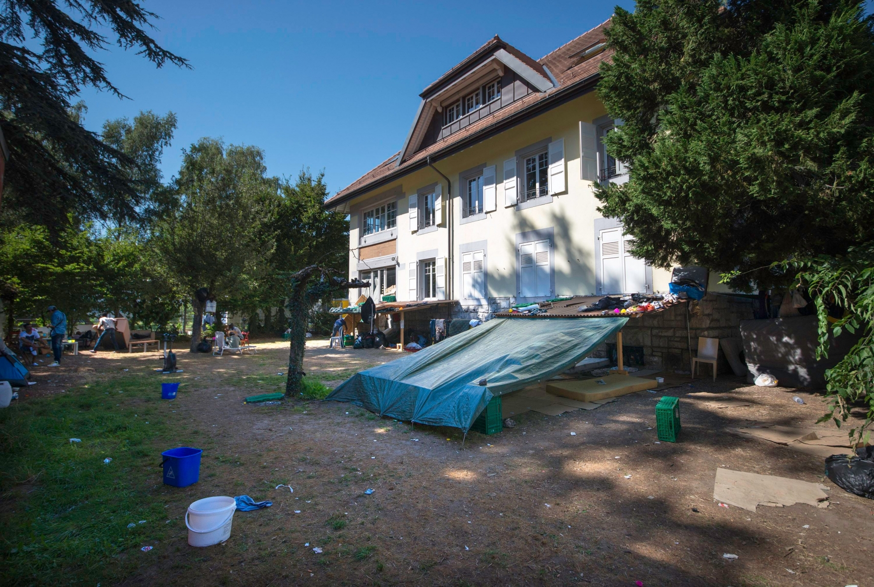 Le jardin du Sleep-in de Renens ce mercredi, 5 aout 2015. (KEYSTONE/Christian Brun) SCHWEIZ MIGRATION "SLEEP IN"