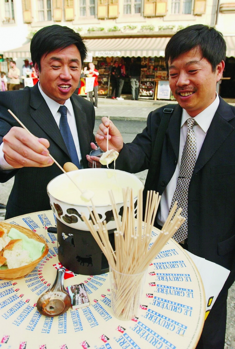 800 Chinois en visite à Gruyères. Visite-éclair des collaborateurs de la compagnie d'assurances China Life.                           



Photo Lib./ Vincent Murith, Gruyères, 20.05.2005                                800 chinois visitent Gruyères