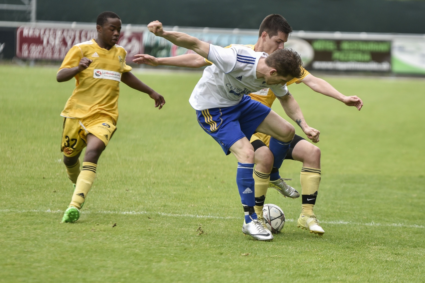 Nyon, dimanche 29.05.2016, Collovray, football, 3ème ligue, Stade Nyonnais 2 vs Gingins, avec le ballon : pour Gingins : Florian Rapin (Bleu), pour Nyon : Tim Frossard, photos Cédric Sandoz