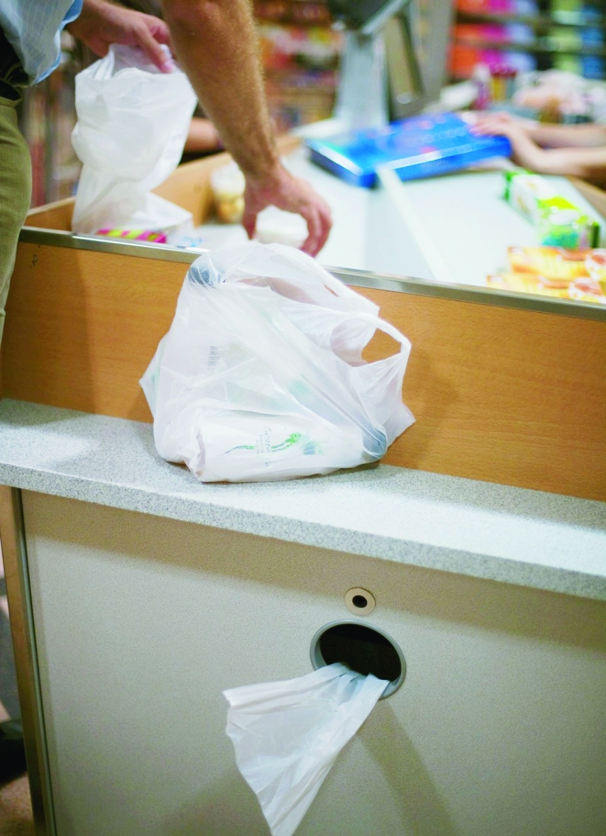 THEMENBILD ----Ein Kunde packt am 9. Juli 2008 an einer Kasse der Migros-Filiale am Limmatplatz in Zuerich, Schweiz, seine Einkaeufe in kleine Plastiksaecke. Laeden duerfen in der Schweiz kuenftig keine Wegwerf- Plastiksaecke mehr abgeben. Nach dem Nationalrat hat sich auch der Staenderat am Donnerstag, 13. Dezember 2012 fuer ein Verbot ausgesprochen. Er nahm eine Motion von Dominique de Buman (CVP/FR) mit 18 zu 17 Stimmen an. (KEYSTONE/Gaetan Bally) SCHWEIZ SESSION PLASTIKSAECKE