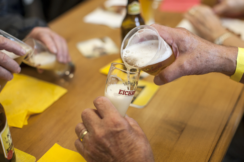 En 2014, un demi-litre de bière lager coûtait en moyenne 6,64 euros (7,11 francs) dans un bar suisse, contre 3,76 euros dans un établissement allemand. (illustration)