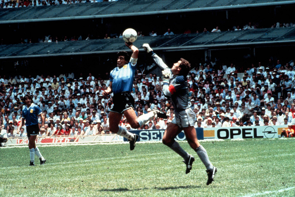 Maradona bat Shilton d'une main qu'il dira ne pas regretter.