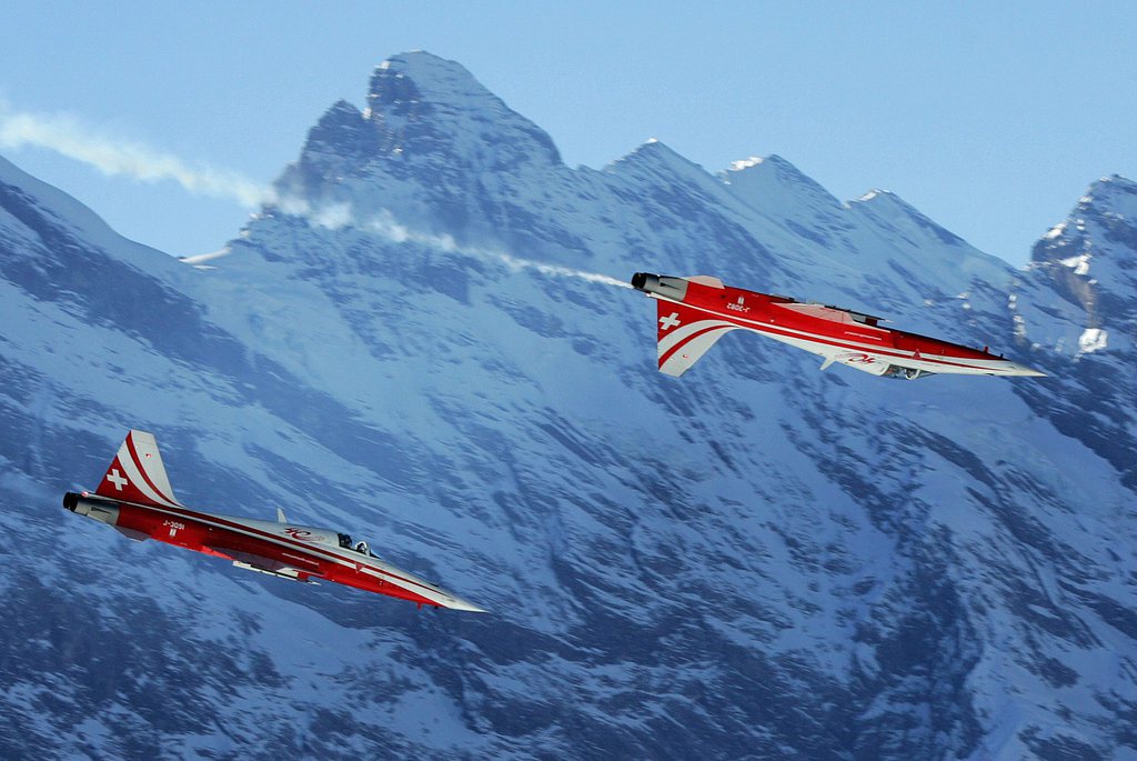 La Patrouille suisse se produira avec 5 avions au lieu des 6 qui volent ensemble d'habitude. Elle le fera jusqu'à ce que le pilote qui s'est crashé soit rétabli.
