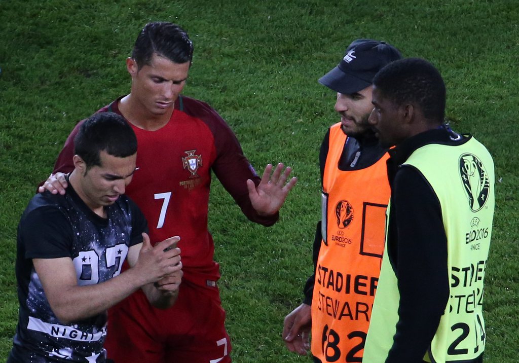 Ronaldo a calmé les stadiers et a pris le temps de prendre la pose avec son admirateur, lequel a quelque peu galéré avec son smartphone.