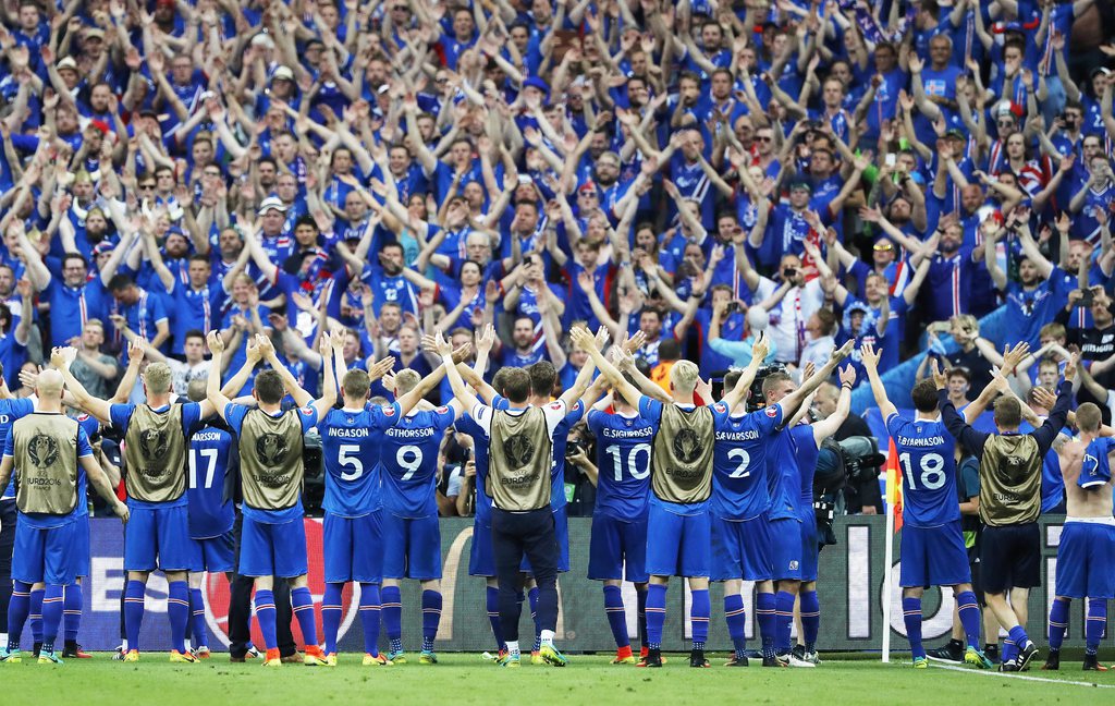 L'équipe d'Islande, tout comme les peut-être 20'000 supporters bleus présents au Stade de France, est fière et déborde de bonheur.