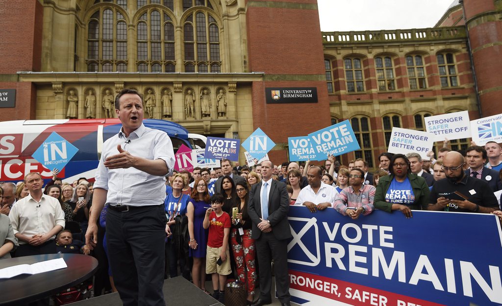 David Cameron va continuer comme Premier ministre britannique, malgré le désaveu des Britanniques qui ont voté pour une sortie de l'Union européenne.