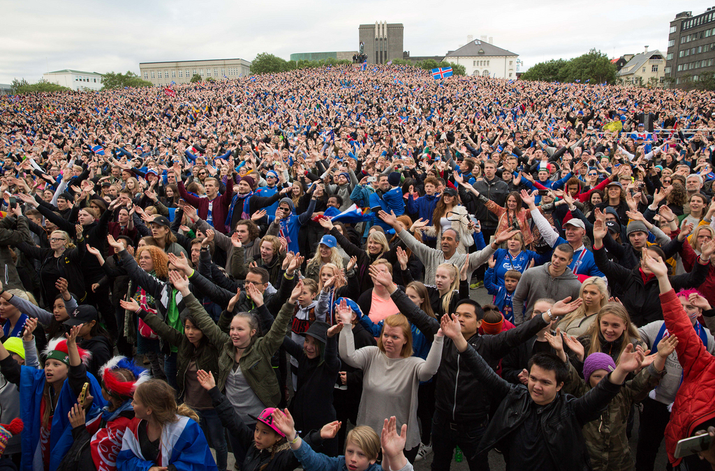 À Reykjavik, les fans islandais ont afflué en milliers pour assister au match de leur équipe.