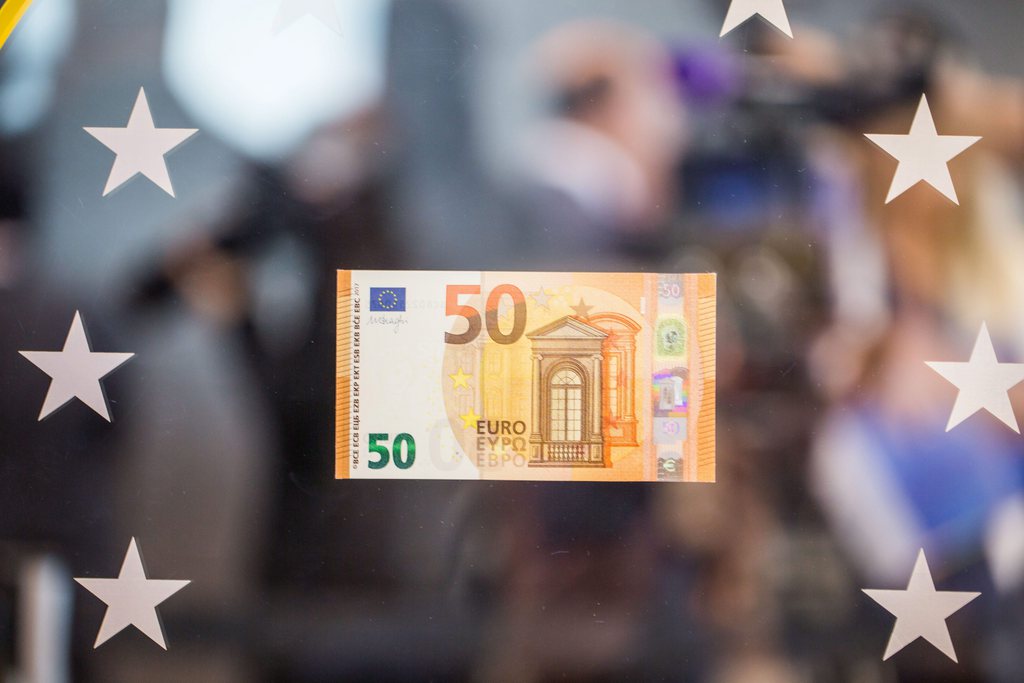 Dernier-né de la série "Europe", le nouveau billet est drapé d'une robe ocre et orné d'une porte-fenêtre ouvragée.