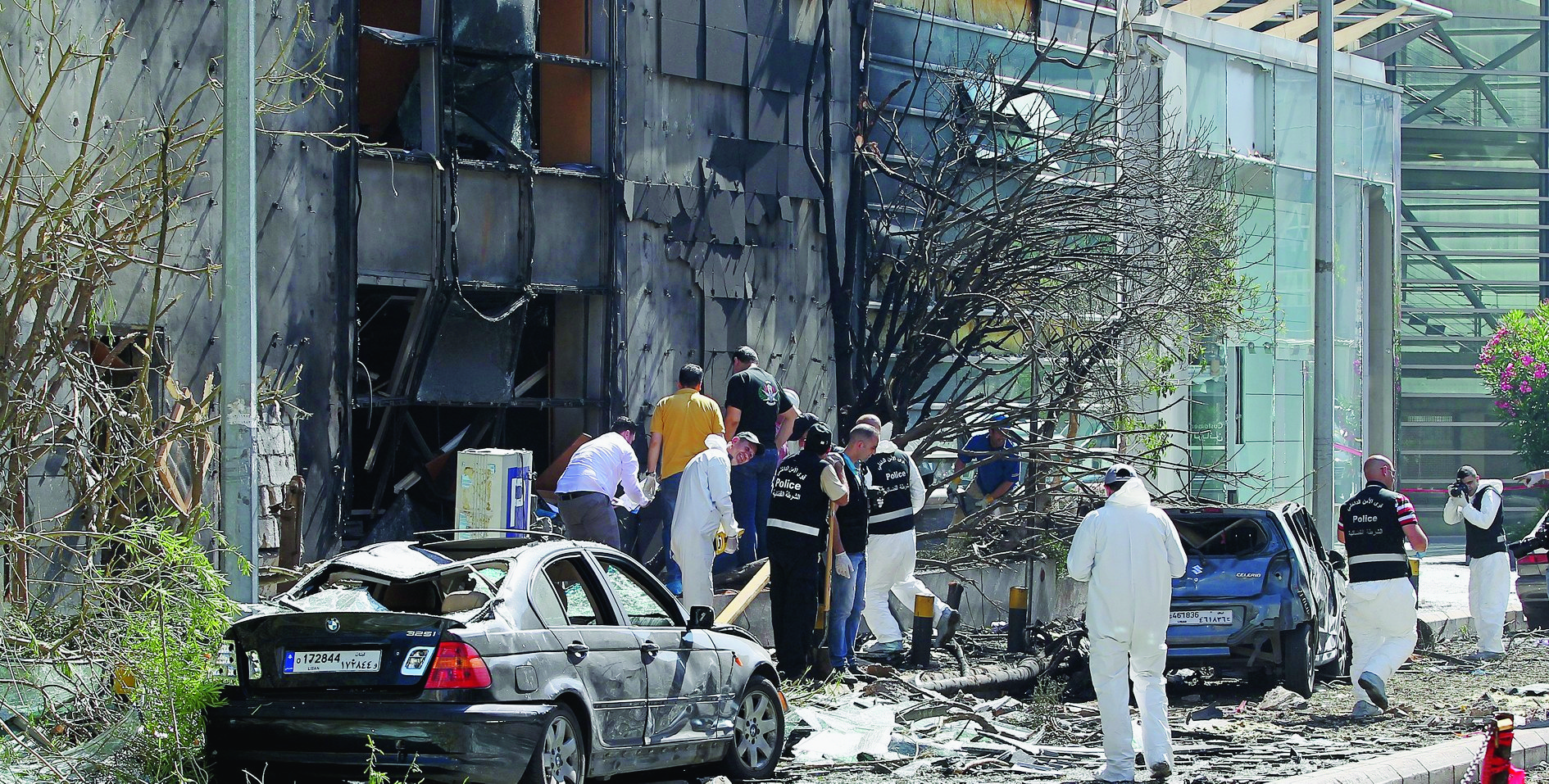 epa05360963 Lebanese police investigators inspect the site of a car bomb explosion, in front of the entrance of a Lebanese Blom bank branch in Beirut, Lebanon, 13 June 2016. A bomb exploded 12 June 2016 in Beirut destroying several cars and damaging the building of the Blom bank. No casualties or injuries were reported.  EPA/NABIL MOUNZER LEBANON BLAST