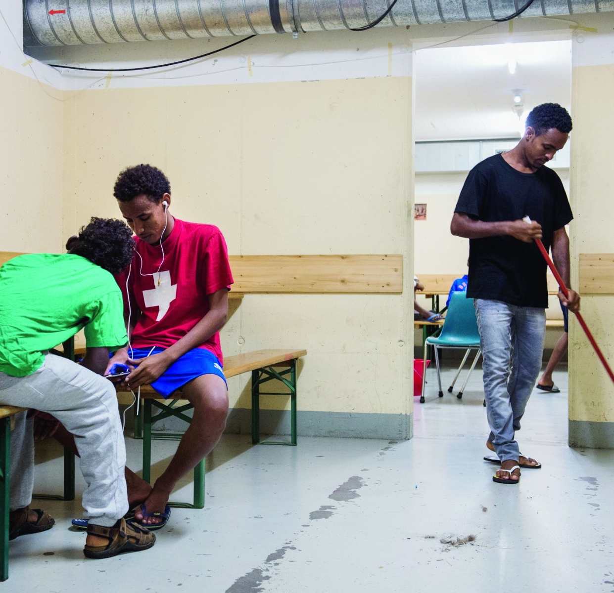 ZU DEN ZAHLEN UEBER ASYLGESUCHE IN DER SCHWEIZ 2014 STELLEN WIR IHNEN AM DONNERSTAG, 22. JANUAR 2015, FOLGENDES ARCHIVBILD ZUR VERFUEGUNG -  Asylbewerber aus Eritrea in der Zivilschutzanlage von Lumino am Mittwoch, 20. August. Etwa 50 Asylbewerber aus Eritrea sind seit Ende Juli 2014 in der Zivilschutzanlage von Lumino untergebracht.  (KEYSTONE/Ti-Press/Gabriele Putzu) SCHWEIZ ASYL GESUCHE 2014