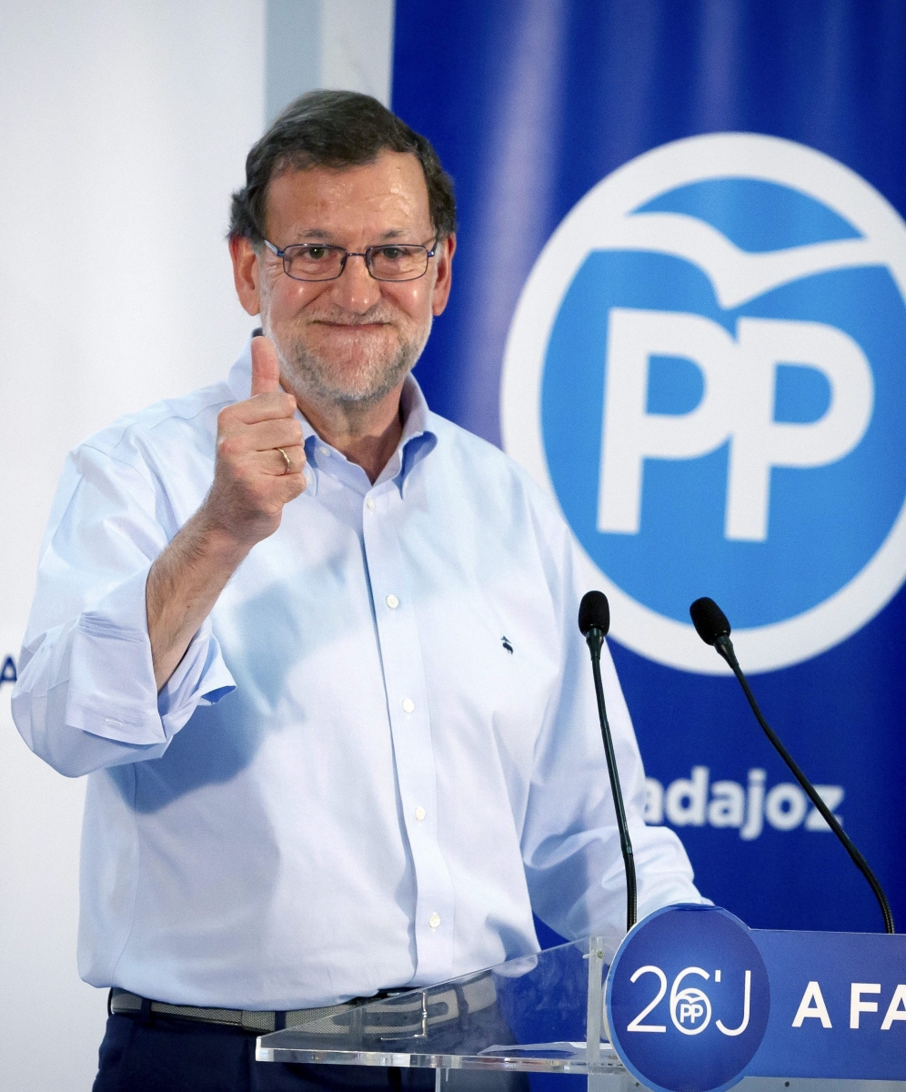epa05386007 Spanish acting prime minister and leader of the Spanish Popular Party, Mariano Rajoy, attends an electoral campaign event at Zafra in Extremadura, Spain, on 23 June 2016. Spain will hold general elections on 26 June 2016 after political parties failed to obtain enough votes to form a government in the 20 December 2015 election.  EPA/JERO MORALES SPAIN ELECTIONS