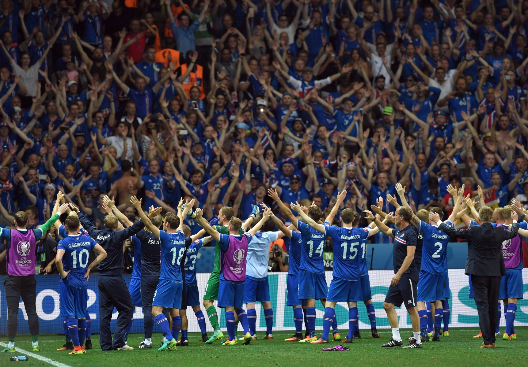 epa05395450 Iceland players celebrate in front of their supporters the UEFA EURO 2016 round of 16 match between England and Iceland at Stade de Nice in Nice, France, 27 June 2016.....(RESTRICTIONS APPLY: For editorial news reporting purposes only. Not used for commercial or marketing purposes without prior written approval of UEFA. Images must appear as still images and must not emulate match action video footage. Photographs published in online publications (whether via the Internet or otherwise) shall have an interval of at least 20 seconds between the posting.)  EPA/PETER POWELL   EDITORIAL USE ONLY