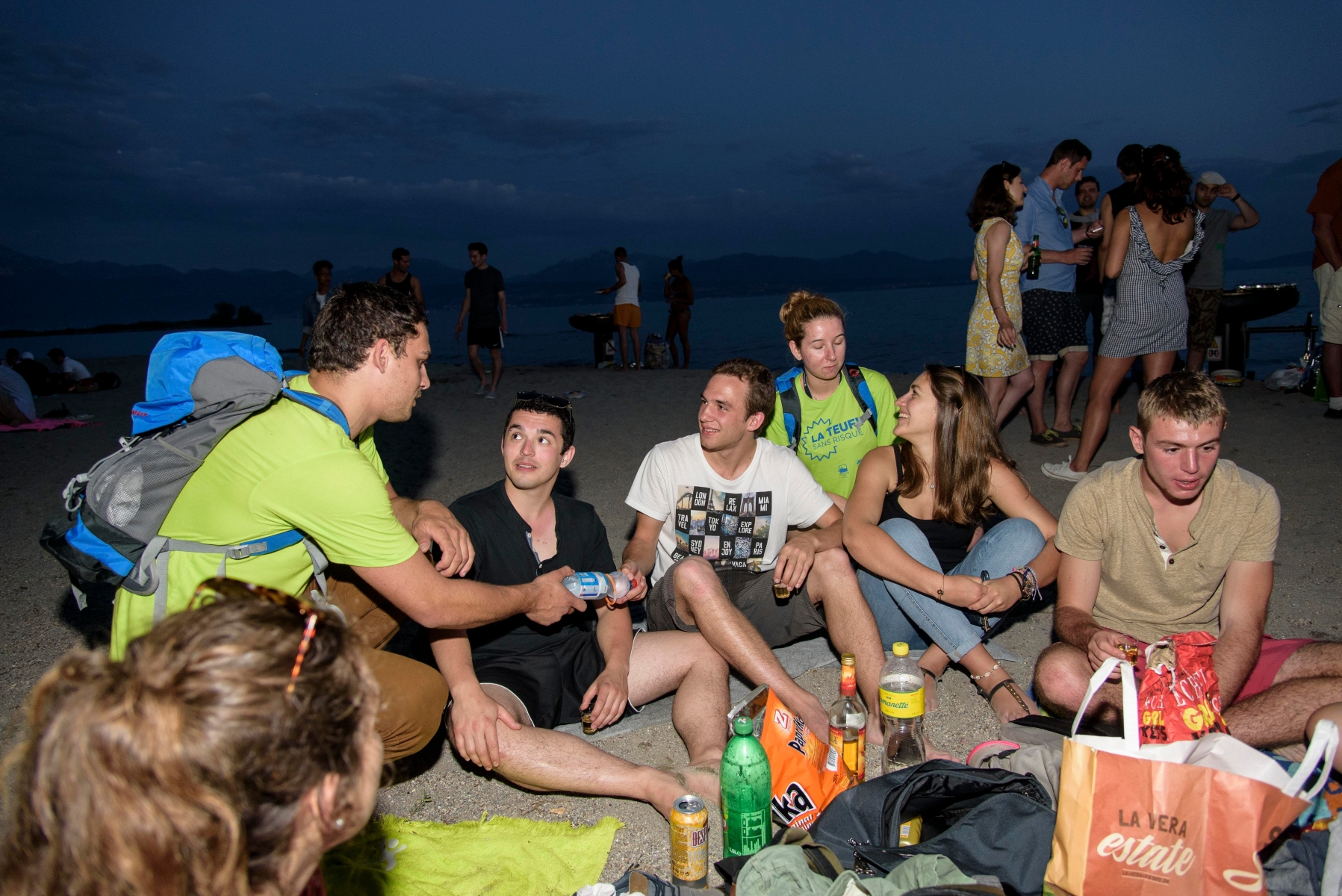 Morges, vendredi 01.07.2016, reportage avec un groupe de prévention alcoolisme auprès des jeunes de 12-25 ans, distribution de bouteilles d'eau sur les plage de la Côte, photos Cédric Sandoz