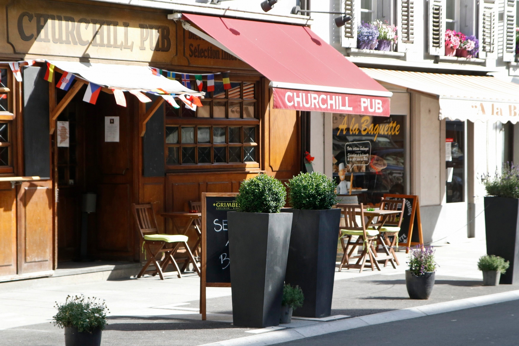 Rolle, Grande Rue, Vendredi 25 Juin 2016, Terrasse délimitée par des pots de fleurs, Photos Céline Reuille Terrasse Rolle