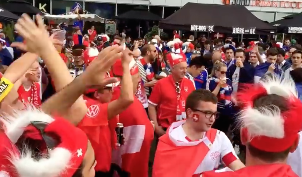 La bonne ambiance règne à Lille, avant le match tant attendu entre la Suisse et la France.