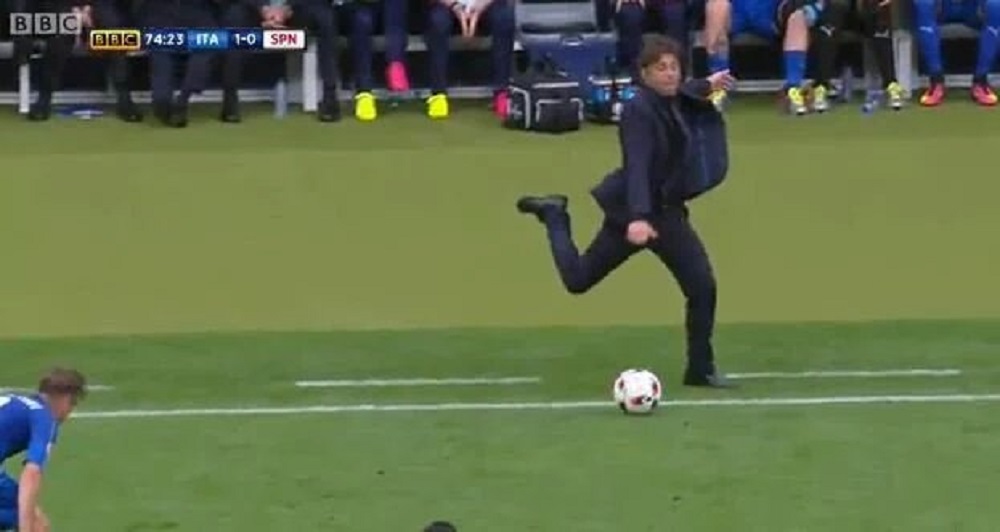 Antonio Conte a déployé toute son énergie lorsqu'il a reçu le ballon du match.