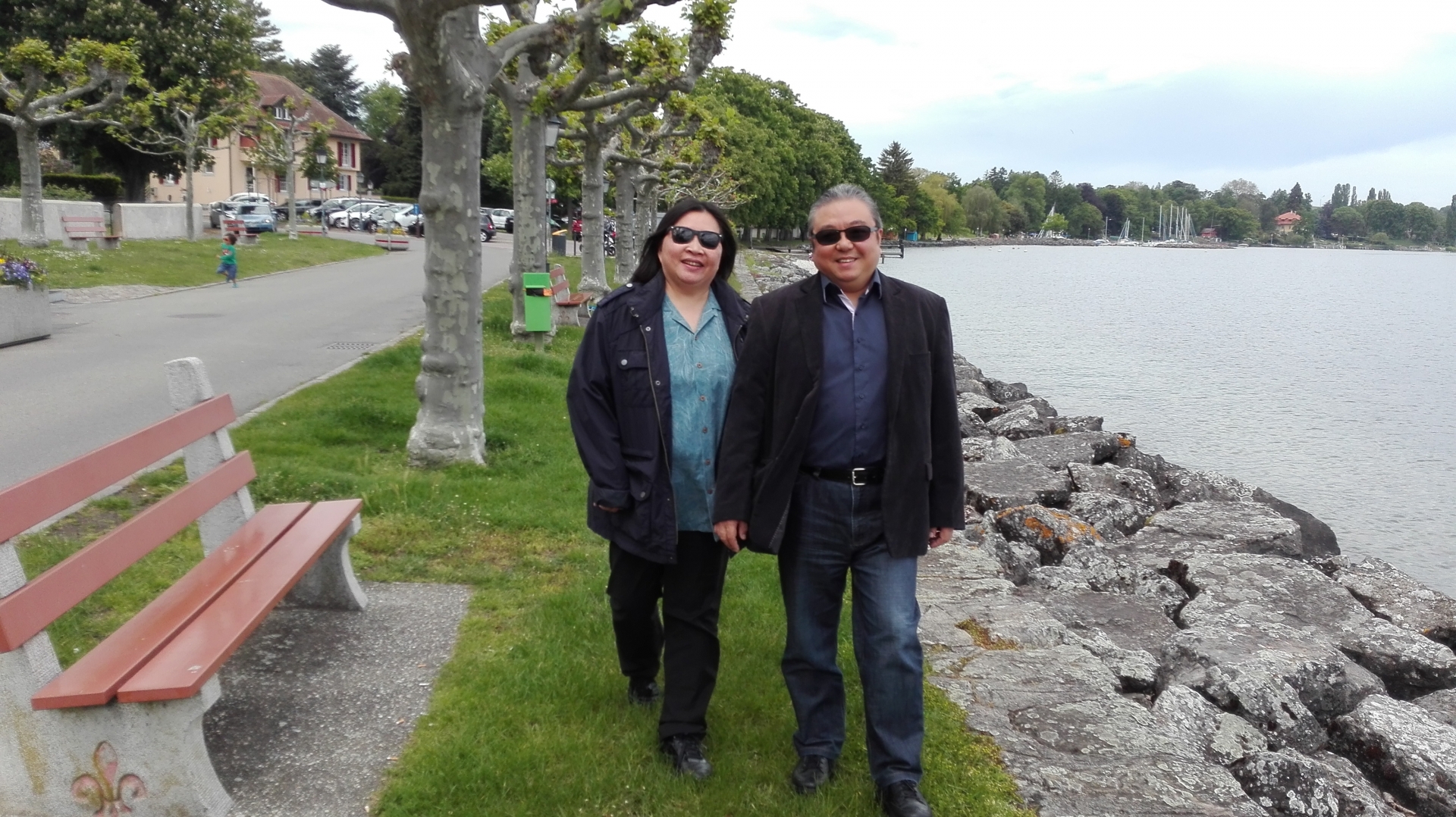 Yin et Yuan Zhao au bord du lac à Saint-Prex