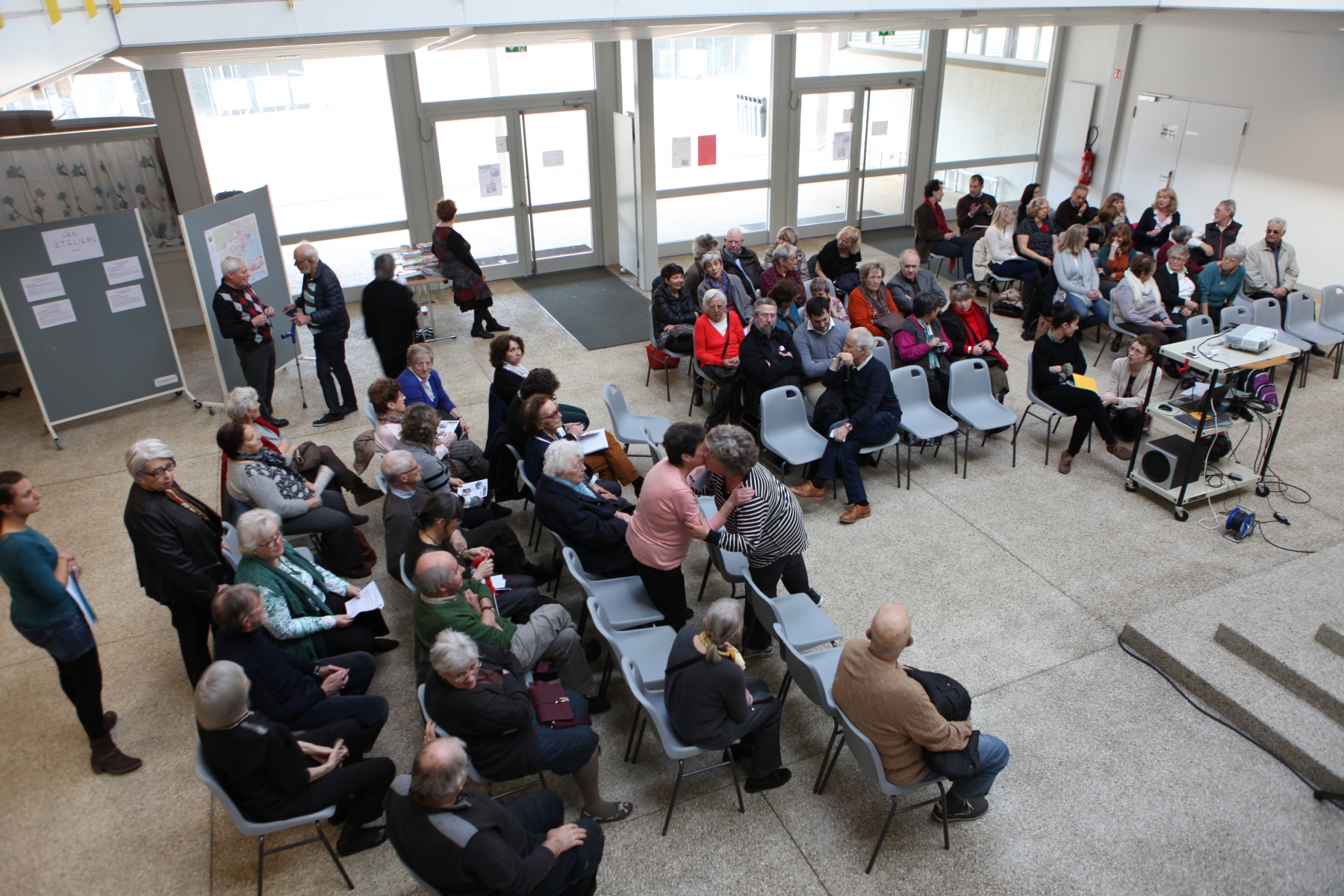 Une centaine de personne a assisté à la réunion plénière lors du forum du 30 janvier 2016 du Quartier solidaire rollois au Collège des Martinets à Rolle