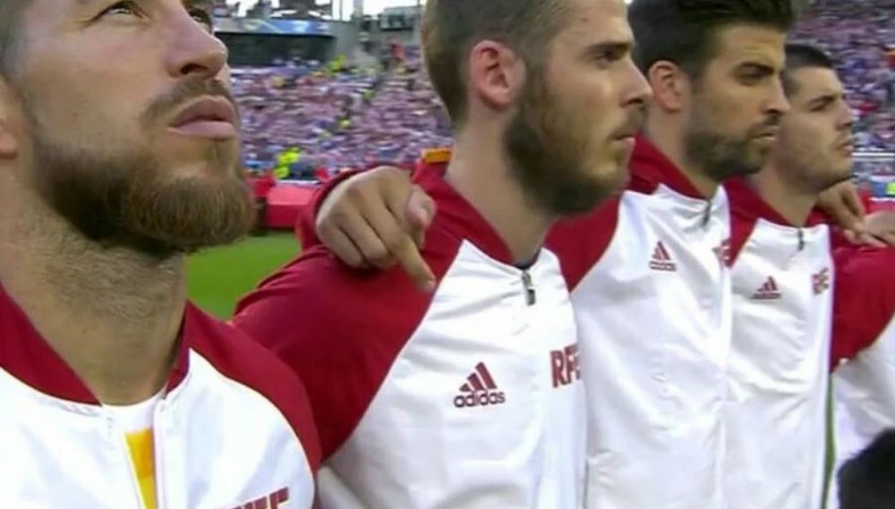 Le pseudo-doigt d'honneur de Piqué pendant l'hymne espagnol, avant le match contre la Croatie. 