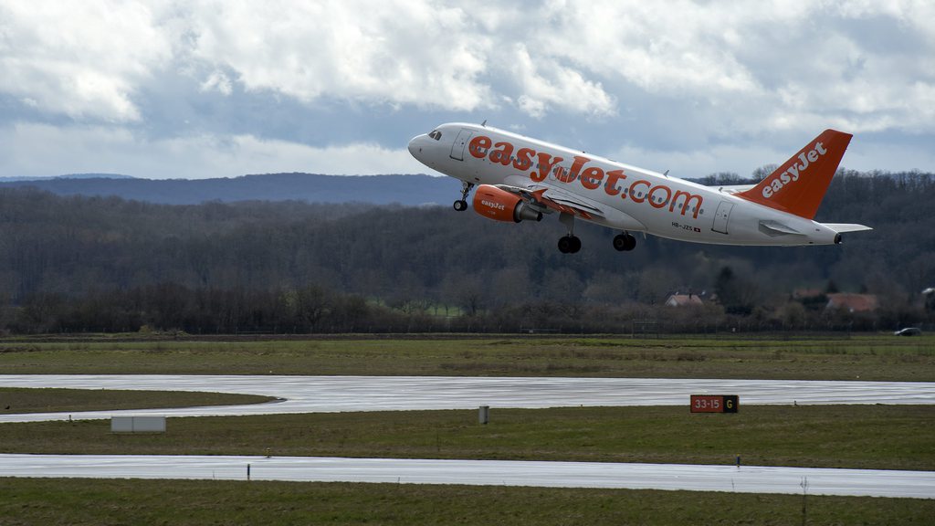 Les vols prévus dans la journée, opérés par les compagnies EasyJet et Swiss, sont maintenus.