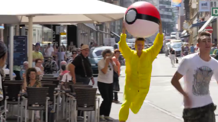 Les quatre Pikachus se sont vengés en poursuivant des passants dans les rues de Bâle.