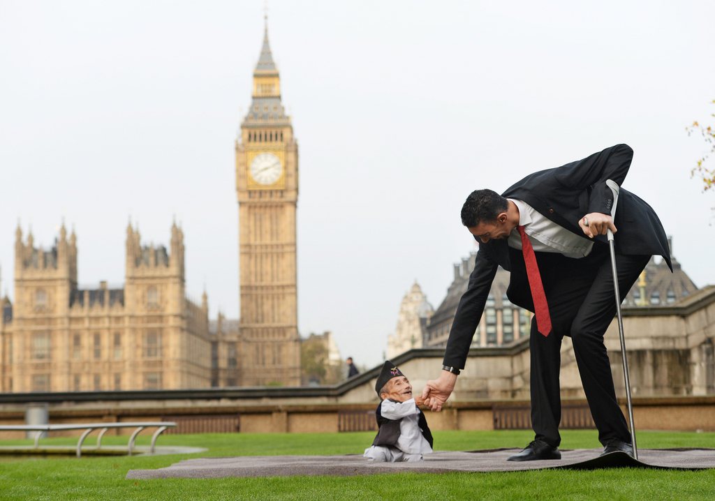 Le Népalais Chandra Bahadur Dangi (54.6 cm), plus petit homme du monde, et le Turc Sultan Kosen (251 cm) sont très loin des moyennes enregistrées sur 100 ans.