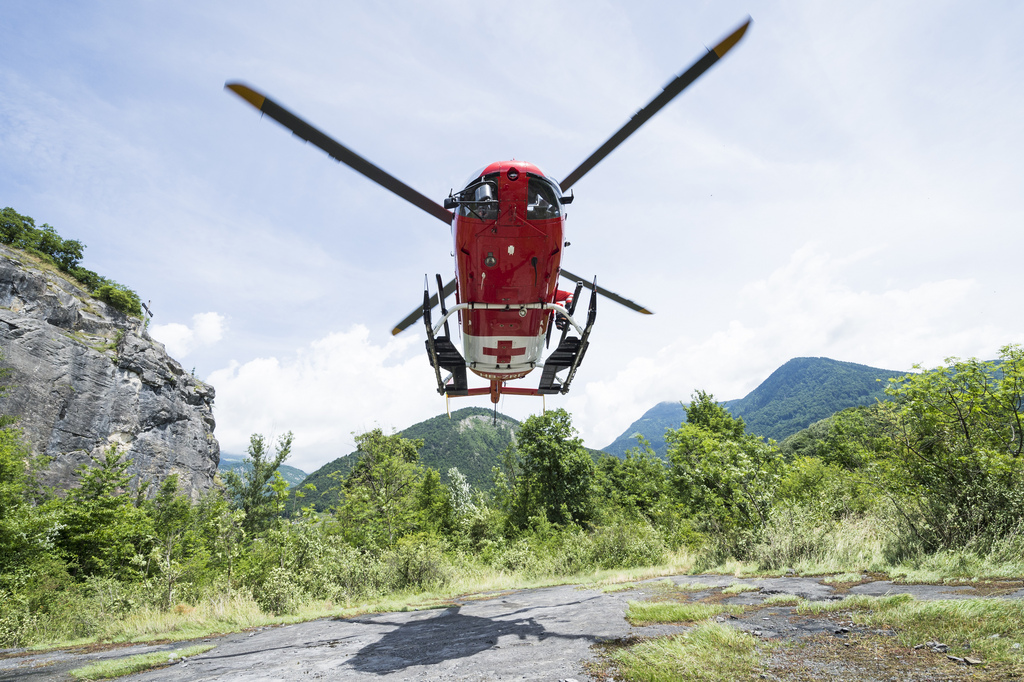 Un hélicoptère de la REGA participe aux recherches. (Illustration)