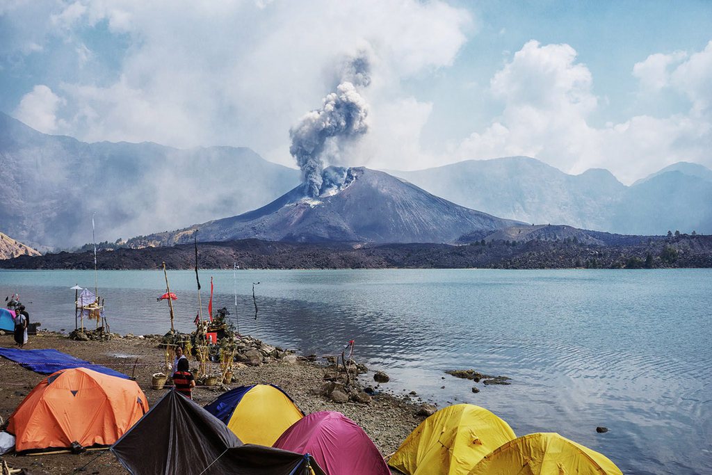 Quelque 129 volcans actifs sont répertoriés en Indonésie, comme le volcan Rinjani.  