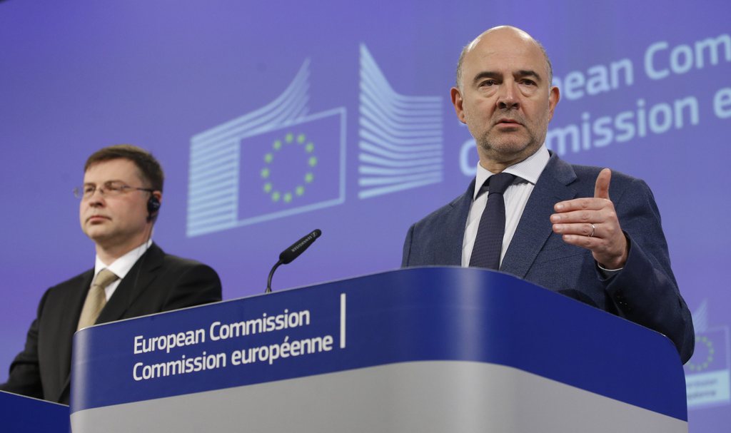 La Commission européenne, représentée notamment par Pierre Moscovici et Valdis Dombrovskis  "est légalement obligée de faire dans les vingt jours une proposition d'amende".