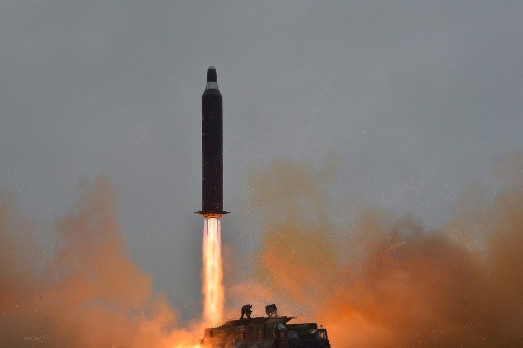 Photo officielle non datée d'un missile balistique à longue portée Hwasong-10 nord-coréen.