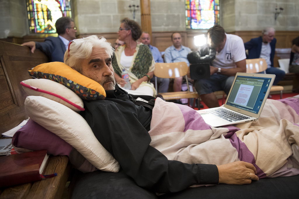 Le pasteur Daniel Fatzer a annoncé à la presse la sortie de son "jeûne de contestation" après 23 jours de grève de la faim lors d'une conférence de presse dans l'église Saint-Laurent à Lausanne.