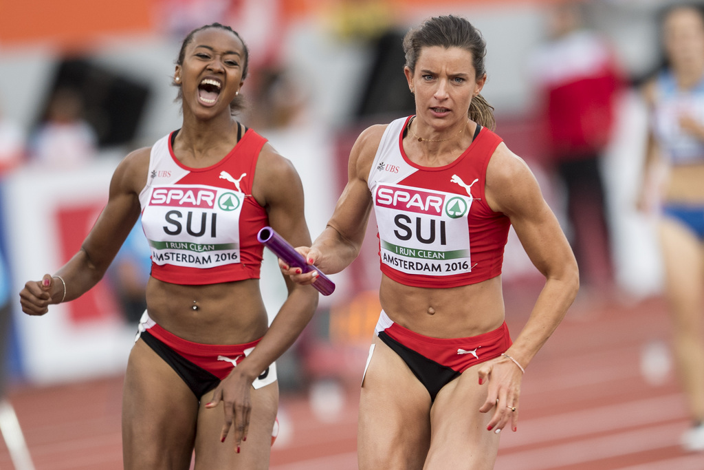 Sarah Atcho et Ellen Sprunger durant le 4x100 m. 
