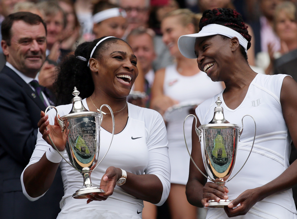Serena et Venus, les deux soeurs les plus douées du tennis, ont remporté le titre en double à Wimbledon. 