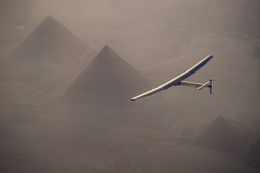 Le Solar Impulse 2 vole à une vitesse moyenne de 50 km/h grâce à des batteries qui emmagasinent l'énergie solaire captée par quelque 17'000 cellules photovoltaïques sur ses ailes.