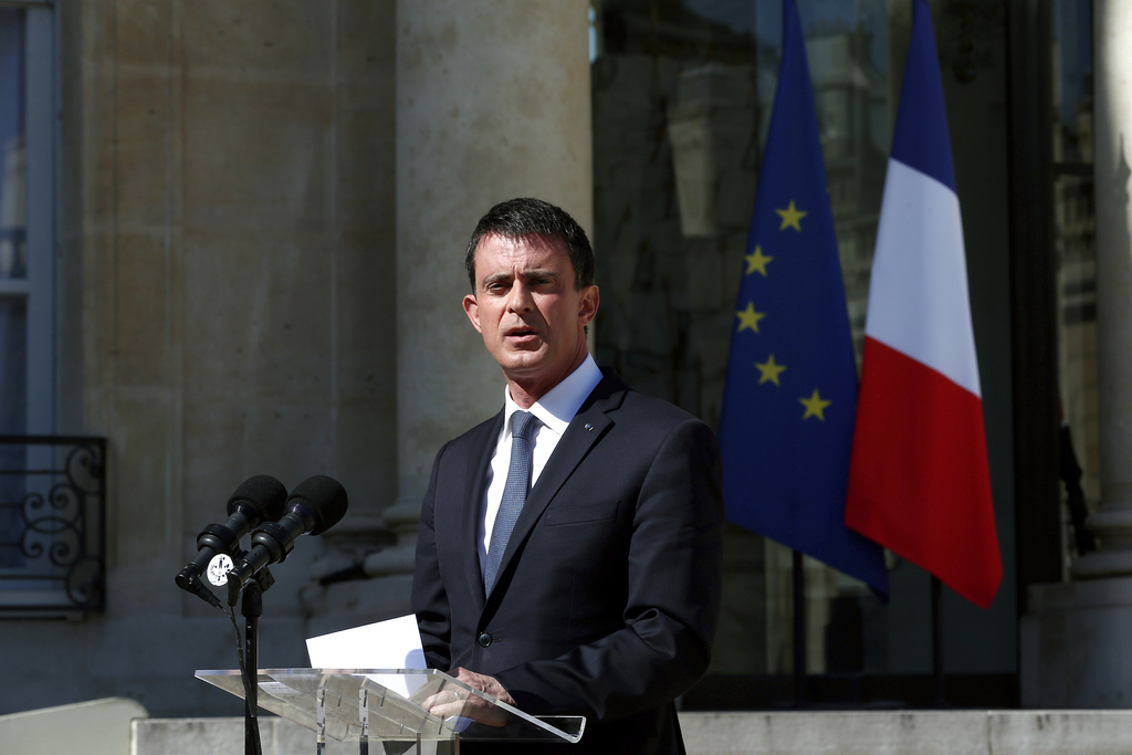 "Les drapeaux seront mis en berne sur nos édifices publics dès aujourd'hui", a affirmé Manuel Valls.