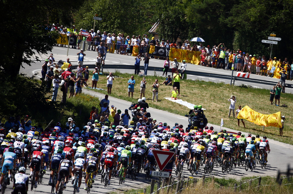 Conditions météorologiques estivales et cadre de carte postale pour l'arrivée du Tour de France en Suisse.