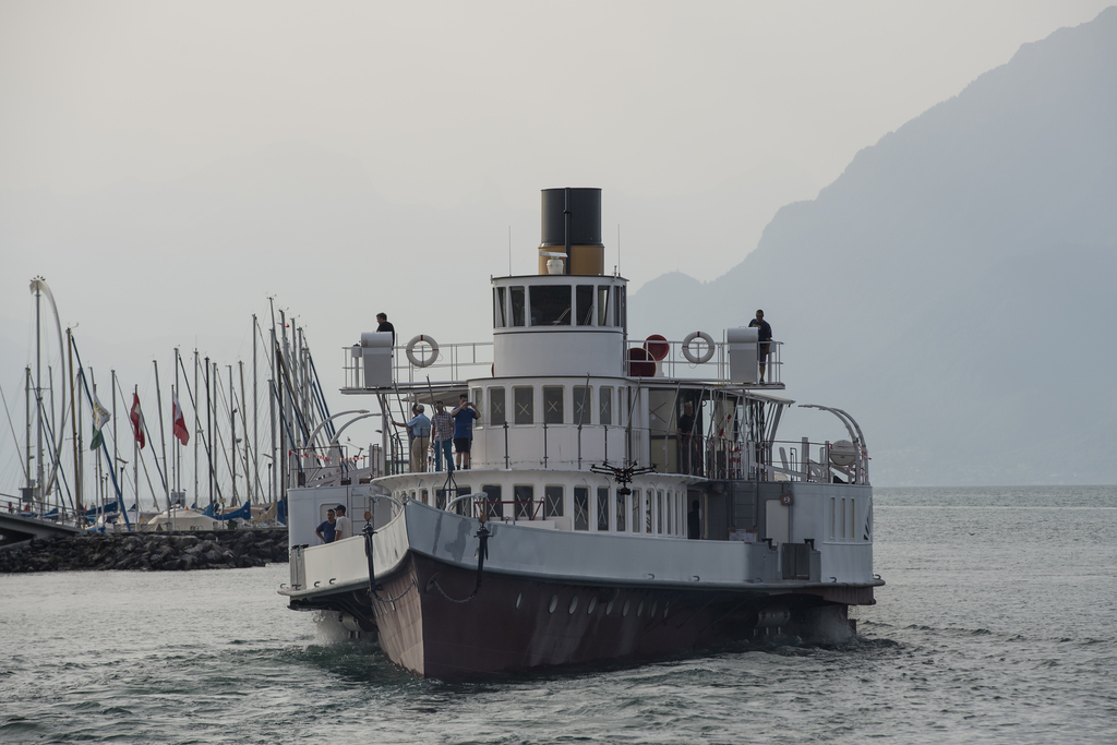 Le bateau Belle Epoque "Italie" de la CGN est sorti pour la première fois du chantier pour un test sur le lac Léman.