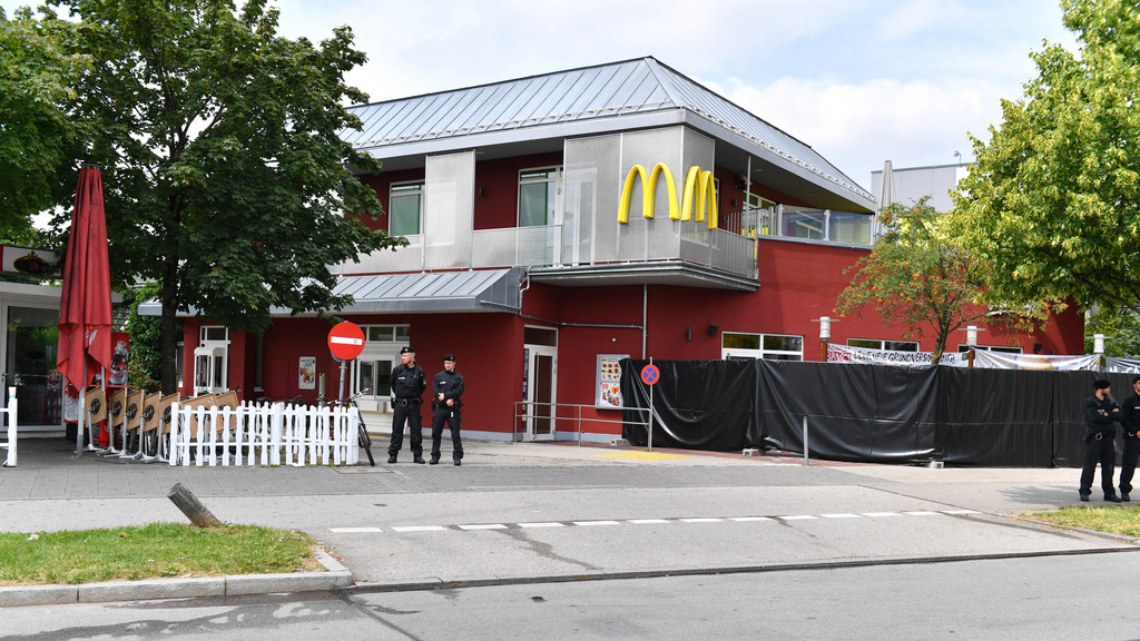 Le tueur aurait invités ses victimes via Facebook à se rendre dans un restaurant McDonald's pour bénéficier de réductions.