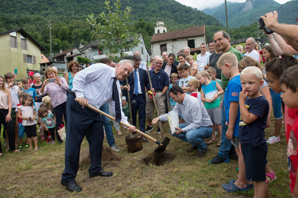 Johann Schneider-Ammann a également planté un arbre pour la Fondation Pro Specierara.
