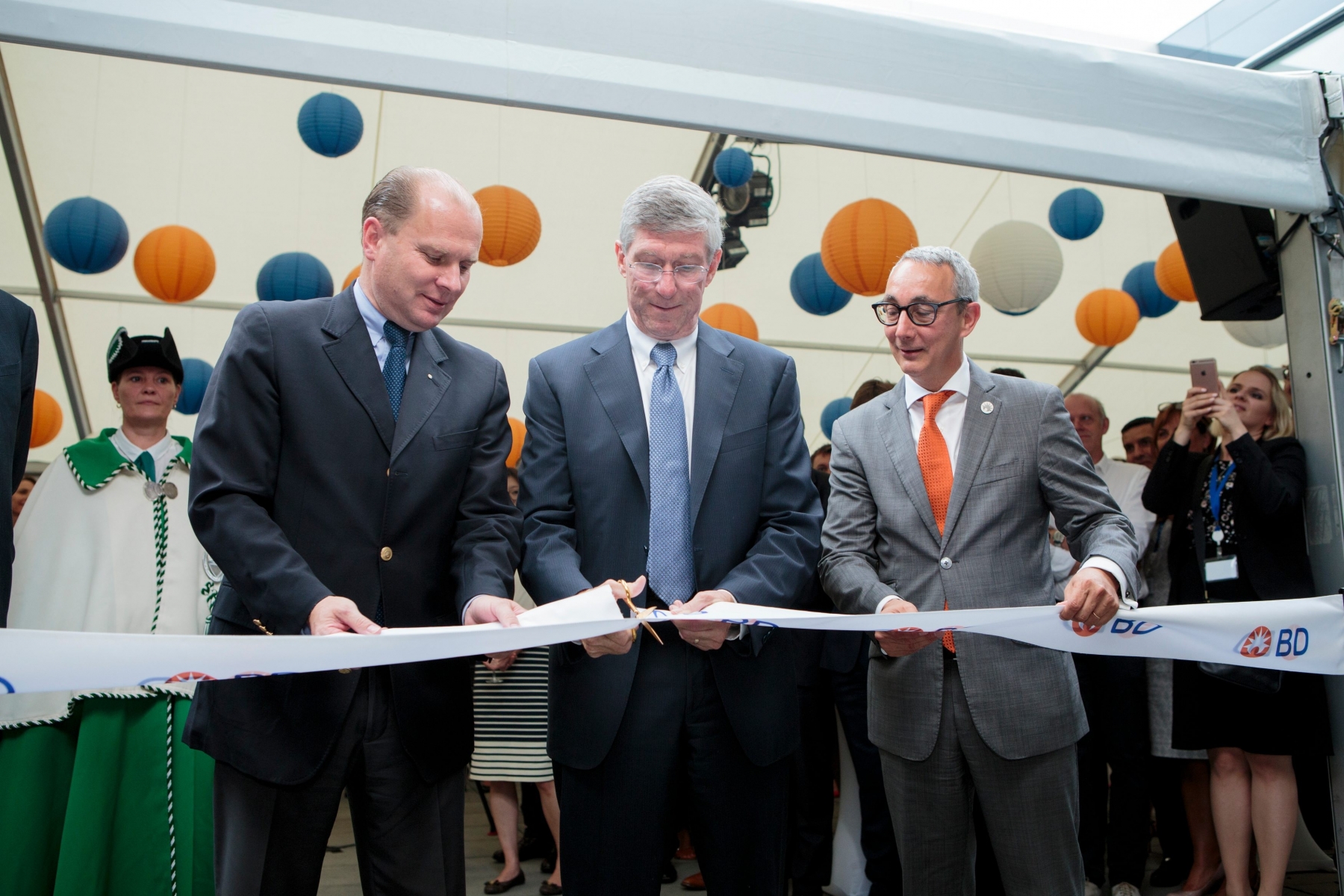 Eysins, lundi 11 juillet 2016

Inauguration du siv®ge de l'entreprise multinationale Becton, Dickinson and Company (BD) au Business Park de Terre-Bonne v Eysins. Philippe Leuba (Conseiller dÄôEtat, chef du Dv©partement de lÄôv©conomie et du sport du canton de Vaud), Vince Forlenza (Prv©sident et CEO de BD) et Vince Forlenza (Prv©sident et CEO de BD) et Alex Conroy (Executive VP et Prv©sident Europe, EMA & Americas de BD), lors de la cv©rv©monie de coupure du ruban d'inauguration



Sigfredo Haro Inauguration Becton, Dickinson and Company (BD), Eysins