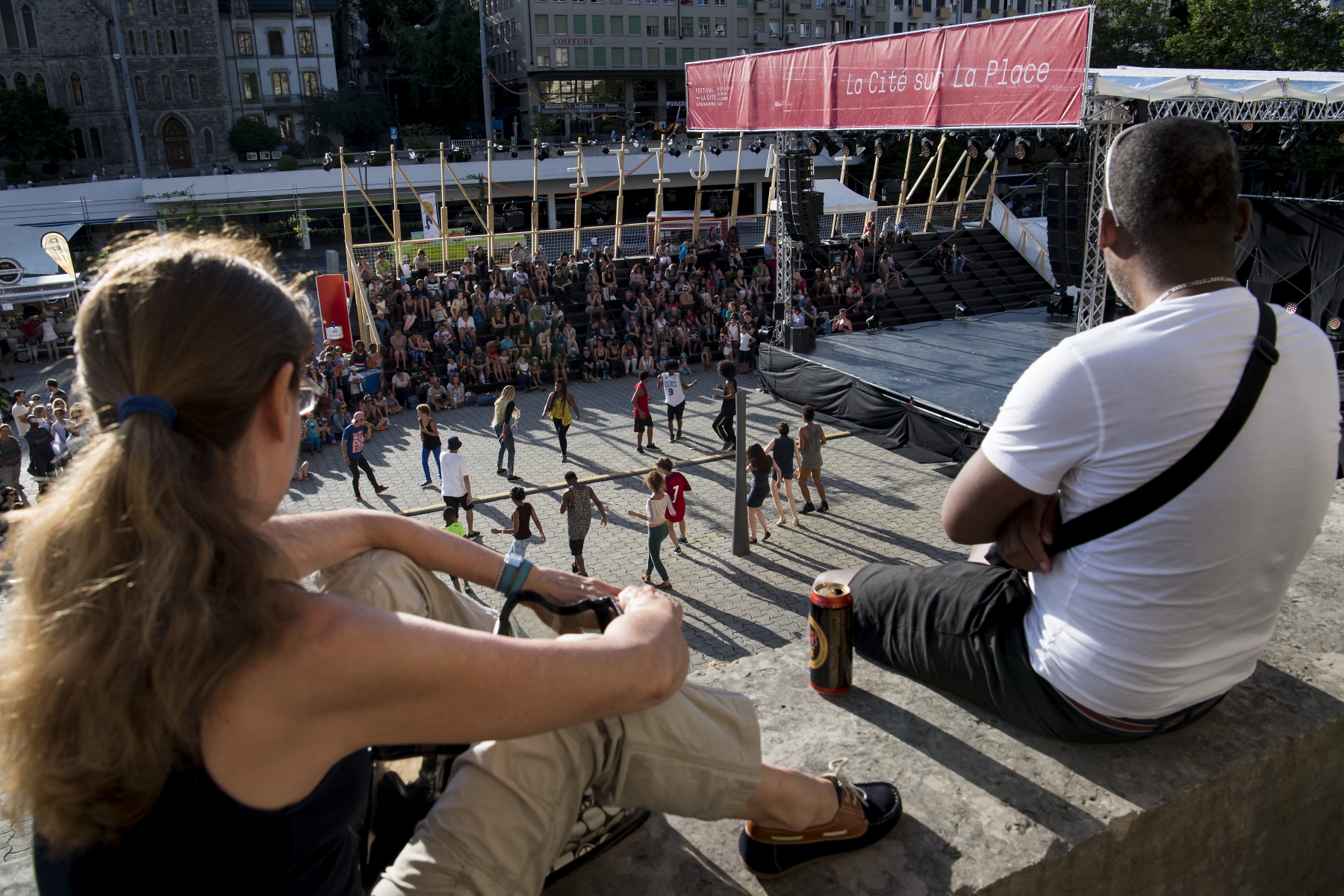 Des personnes regardent les danseurs d'Alice Ripoll avec leur spectacle "Freestyle" lors de la 45eme edition du Festival de la Cite ce mardi 5 juillet 2016 sur le site de la Riponne a Lausanne. (KEYSTONE/Jean-Christophe Bott)