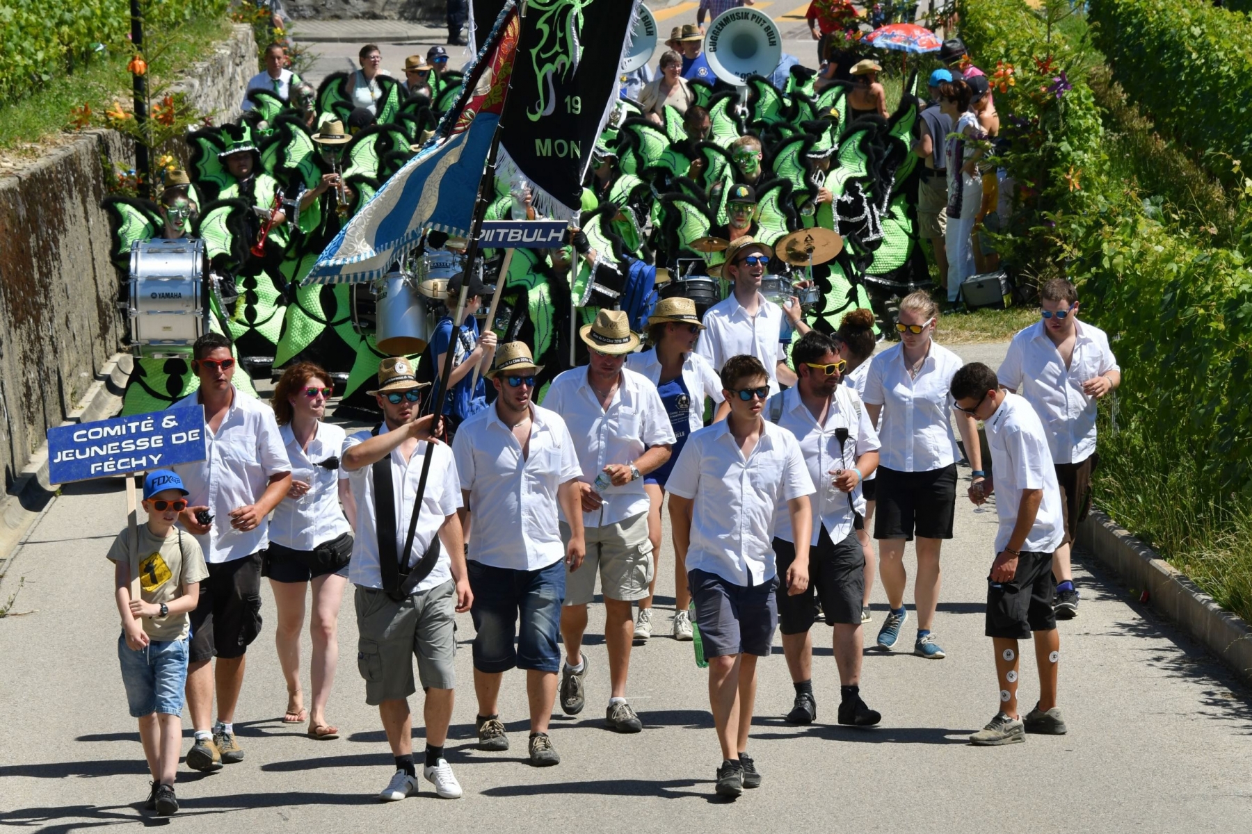 Grand corso fleuri du Giron de La Côte 2016 à Féchy à travers le village de Féchy et Féchy Dessus avec toutes les jeunesses du district ici le comité de la jeunesse de Fechy le 10.7.2016 © photos Michel Perret Giron_de_la_Cote_Fechy_10_7_2016