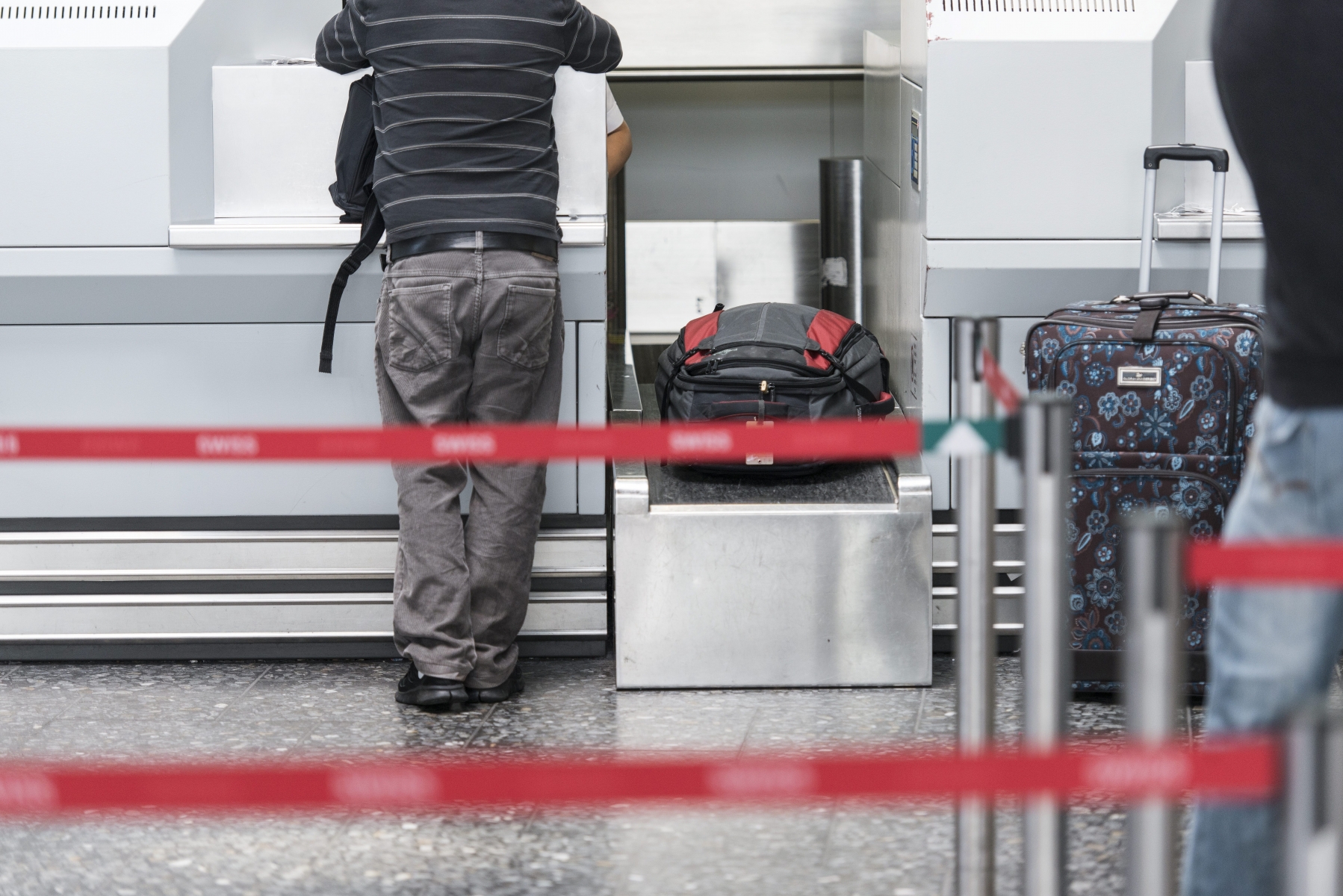 ARCHIV -- Ein Passagier checked ein am Flughafen Zuerich Check-In 1 am 31. Juli 2014. Die Bundesanwaltschaft hat am Dienstag, 7. April 2015 einen mutmasslichen Dschihadisten an der Ausreise gehindert. Sie hat am Flughafen Zuerich einen 25-jaehrigen Schweizer verhaftet, der nach Instanbul reisen wollte. Ihm wird vorgeworfen, sich an einer verbotenen Gruppierung zu beteiligen, wie die Bundesanwaltschaft am Mittwoch mitteilte.  (KEYSTONE/Christian Beutler)