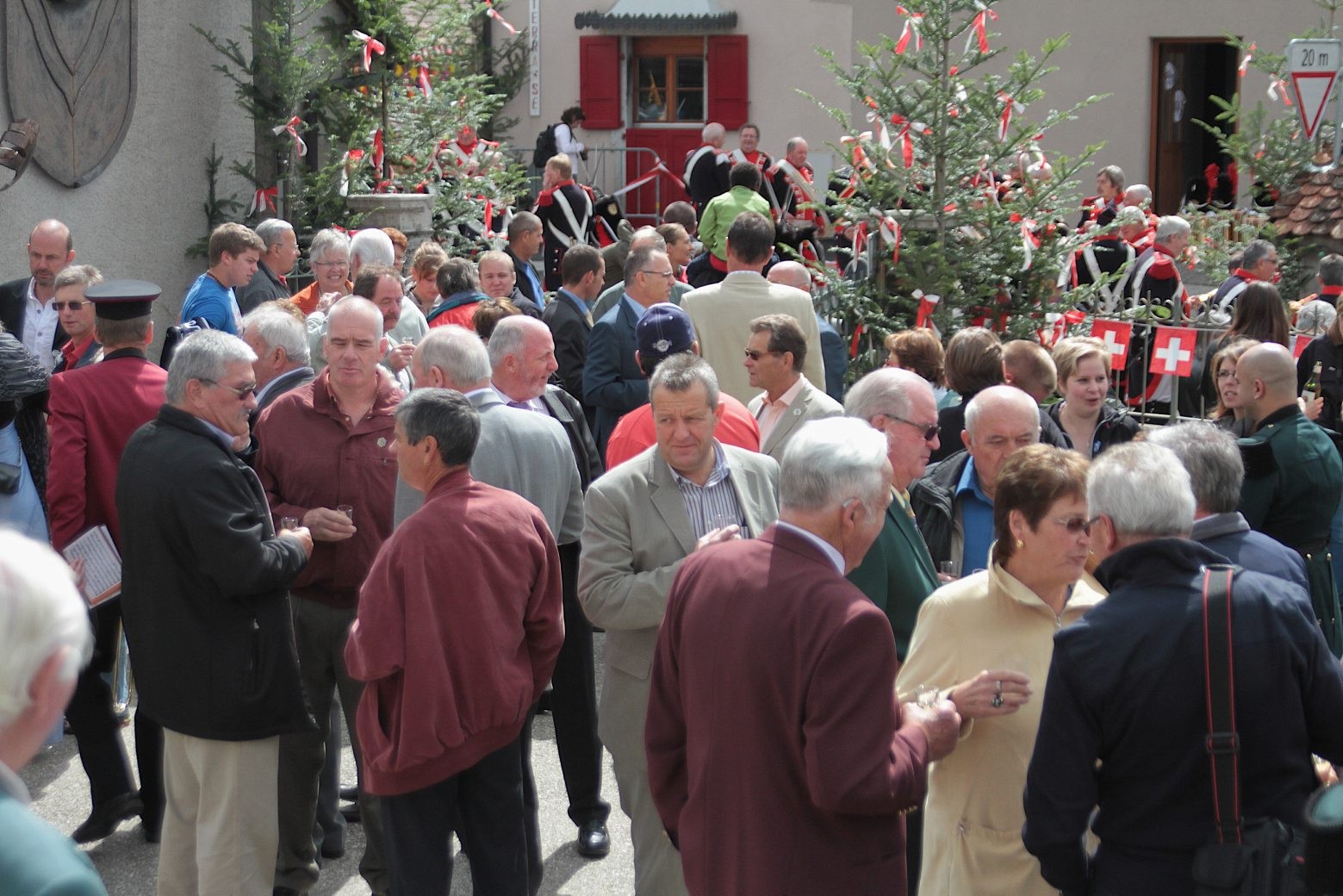 Burtigny, Place du ColleÃÄge, 24 Juillet 2011, Abbaye, Couronnement des Rois et palmareÃÄs du tir, Beaucoup de monde preÃÅsent ¬© Photographie Samuel Fromhold