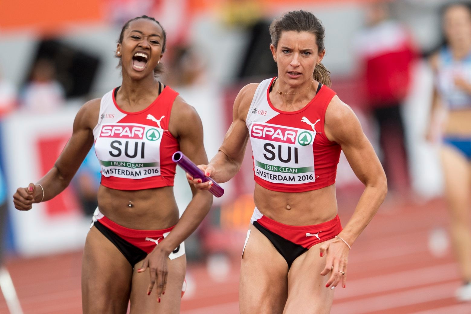 ALS VORSCHAU ZU DEN OLYMPISCHEN SOMMERSPIELEN IN RIO VOM 5. BIS 21. AUGUST 2016 STELLEN WIR IHNEN FOLGENDES BILDMATERIAL ZU DEN SCHWEIZER TEILNEHMERN UND TEILNEHMERINNEN  ZUR VERFUEGUNG - Swiss athlete Sarah Atcho, left, and Ellen Sprunger, right, runs during the 4x100m Relay Women qualification at the 2016 European Athletics Championships in Amsterdam, Netherlands, Saturday, 09 July 2016. The 2016 European Athletics Championships will be held in Amsterdam, Netherlands, from 06 until 10 July 2016. (KEYSTONE/Ennio Leanza) BRASILIEN OLYMPIA RIO 2016 TEAM SCHWEIZ SELEKTIONIERTE