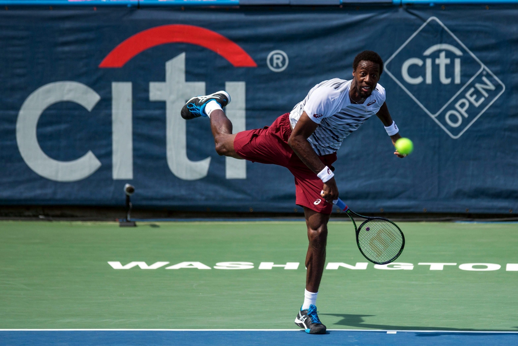 epa05439648 Gael Monfils of France in against Ivo Karlovic of Croatia during the men's final match of the Citi Open tennis tournament, at Rock Creek Park Tennis Center in Washington, DC, USA, 24 July 2016.  EPA/ZACH GIBSON